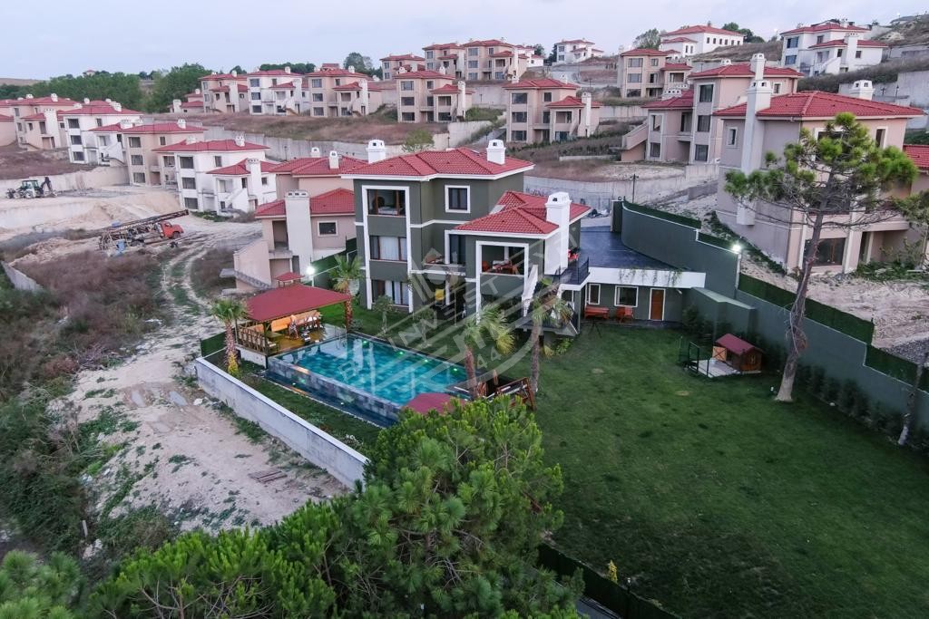 ARNAVUTKÖY DURUSUDA MUHTEŞEM DOĞA MANZARALI VİLLA